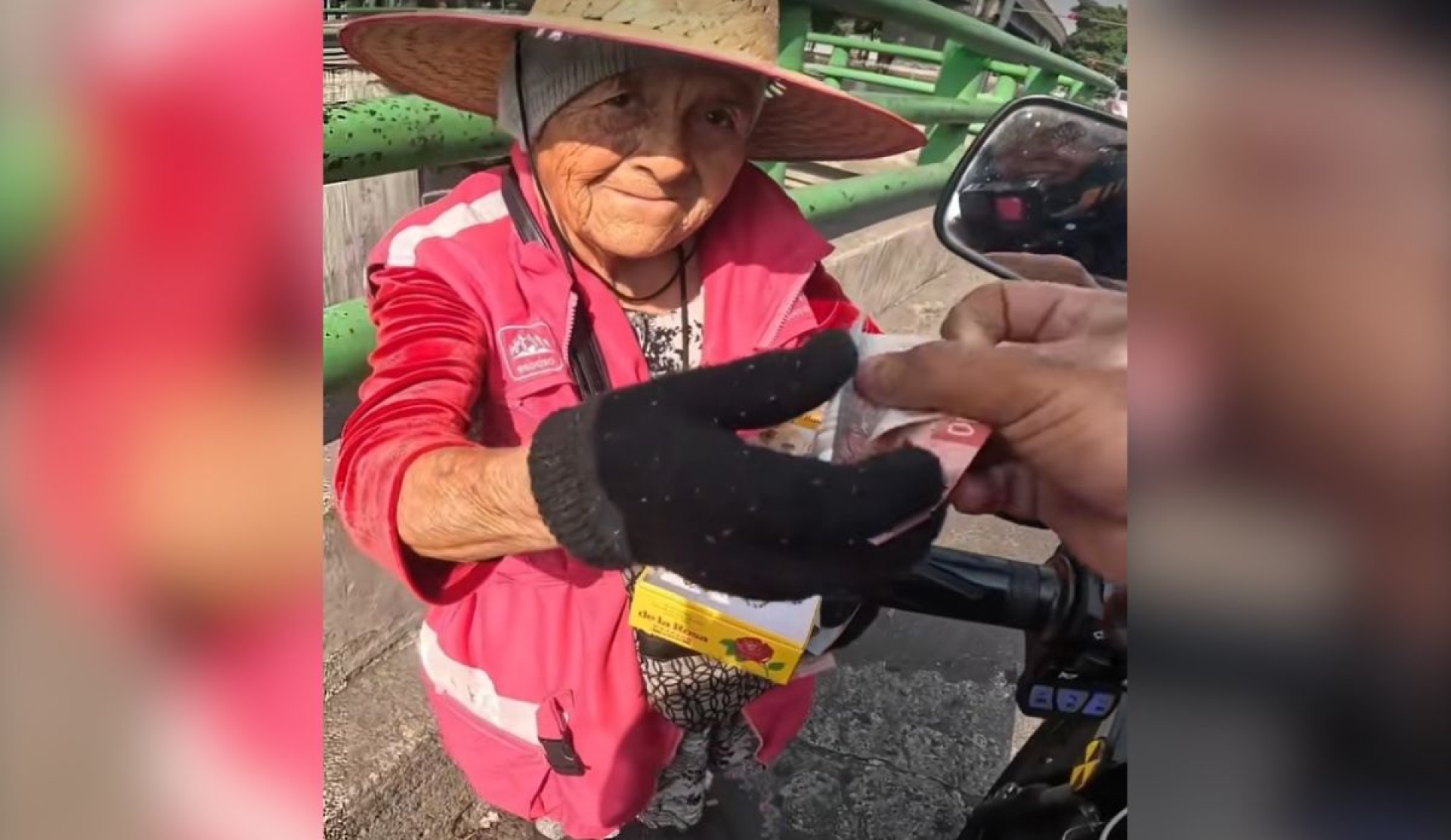 Motociclista sorprende a abuelita regalándole mazapanes en Navidad