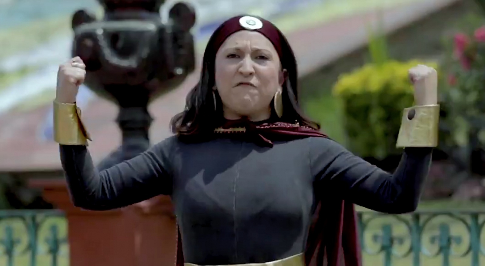 VIDEO: Alcaldesa de Metepec se disfraza de 'Susana Distancia' y es viral