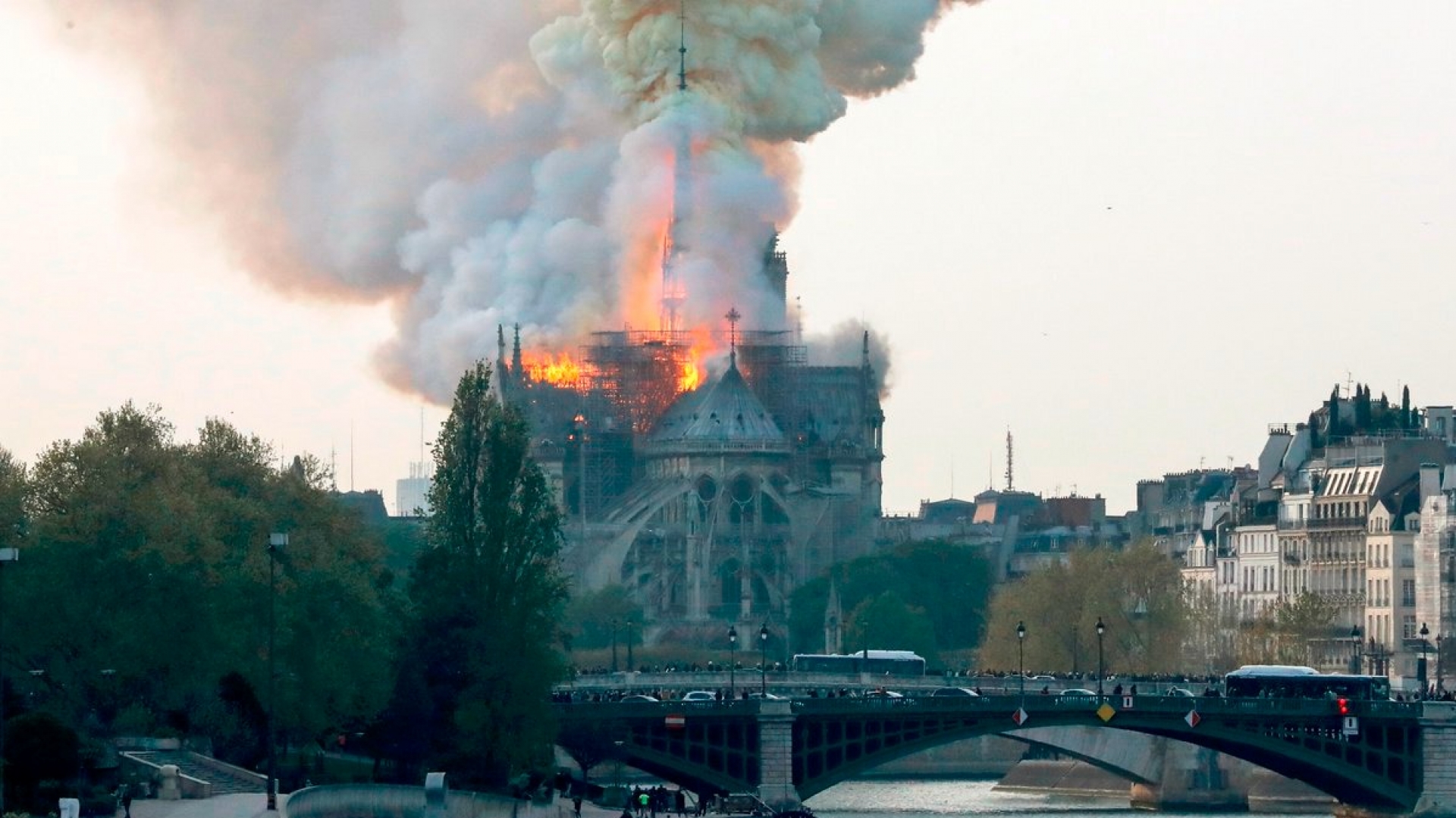 Se registra incendio en Catedral de Notre Dame en París