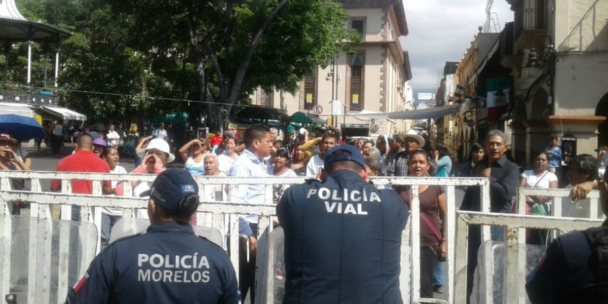 Protestan antorchistas en el zócalo de Cuernavaca