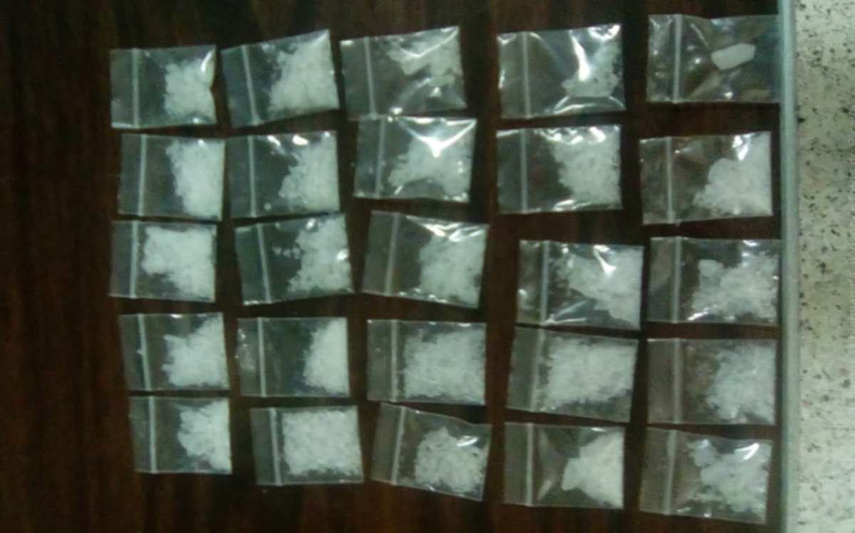 Les hallaron 21 dosis de “cristal”