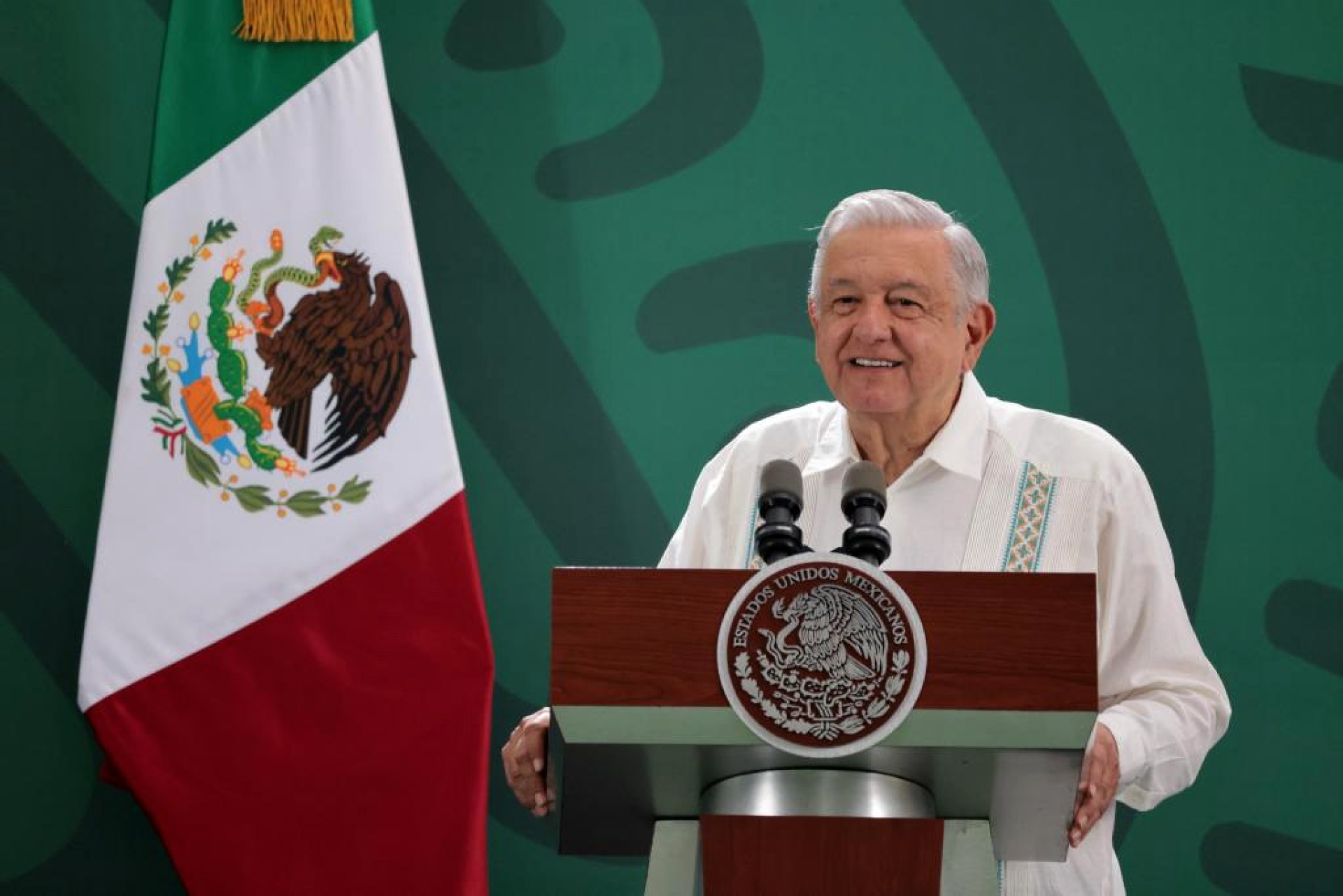 'Quieren que no me ría', responde López Obrador a críticas