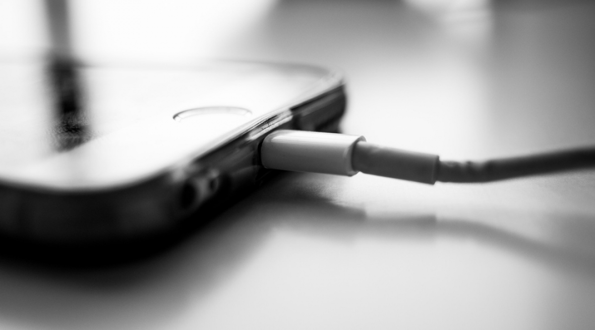 Apple acepta que los iPhones sí se vuelven más lentos… por culpa de la batería
