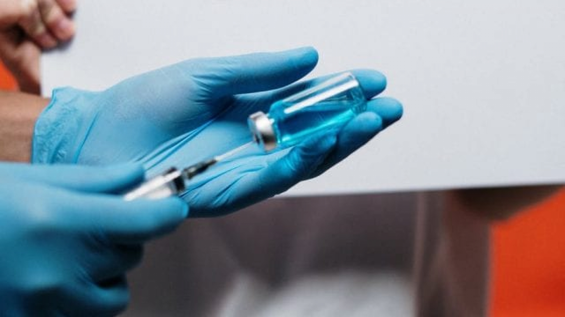 Astrazeneca y Moderna, las más adelantadas en vacuna vs. coronavirus: OMS