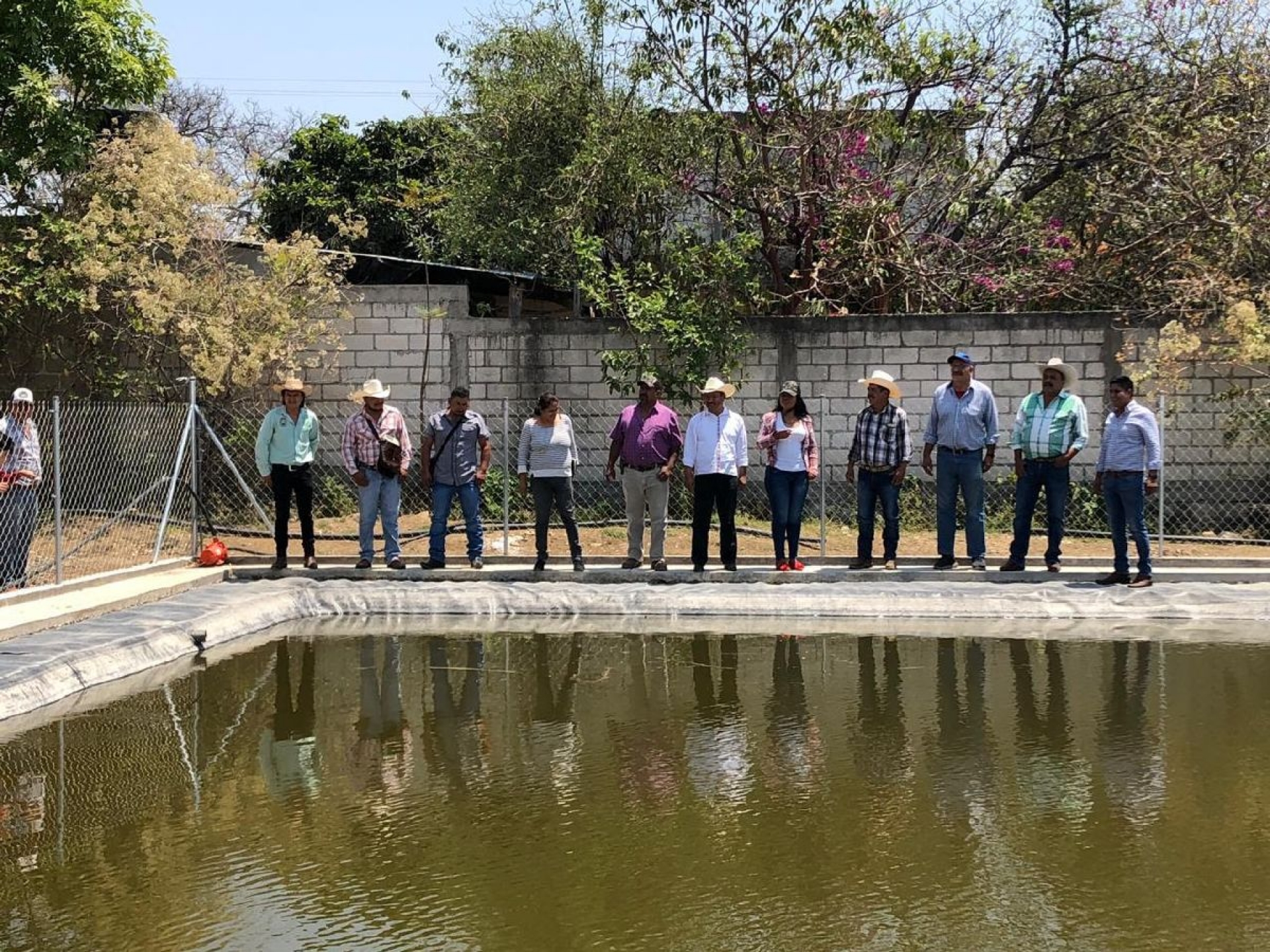 Entrega Sedagro trece ollas de captación de agua pluvial