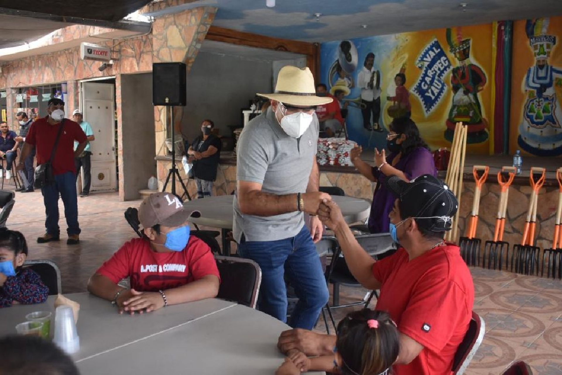 Entregan apoyos a recolectores de basura de Yautepec