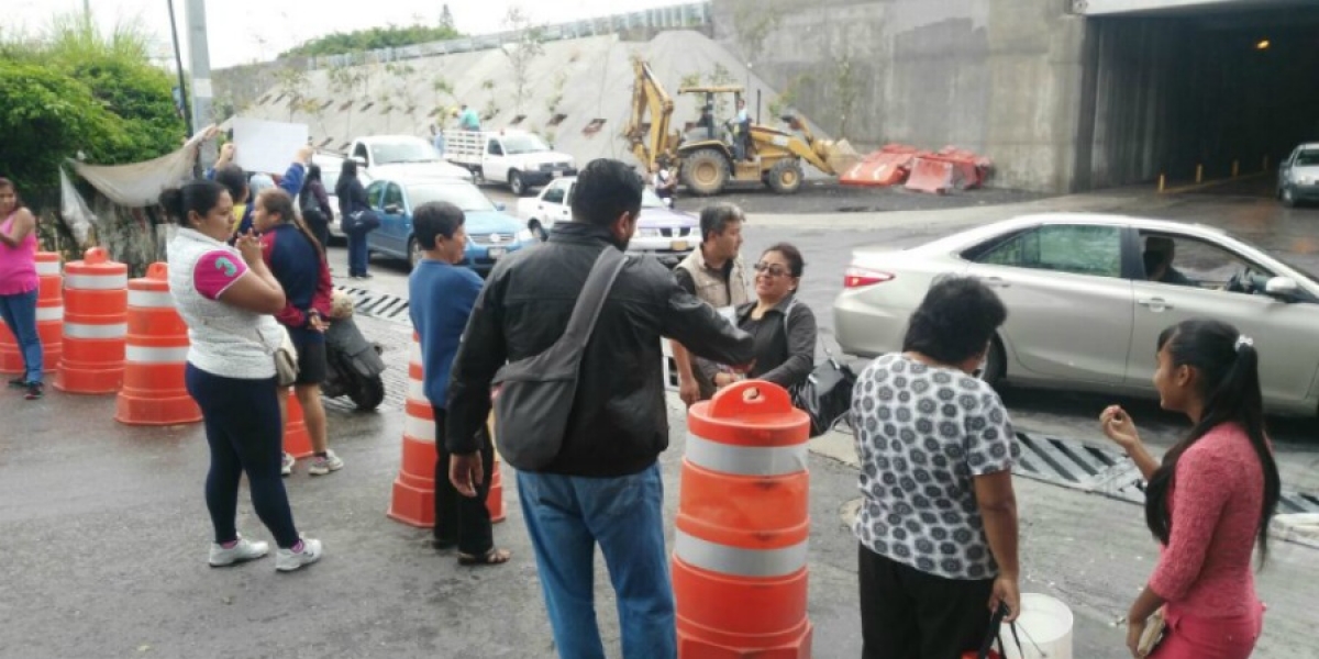 Protestan vecinos de Acapantzingo por falta de agua potable