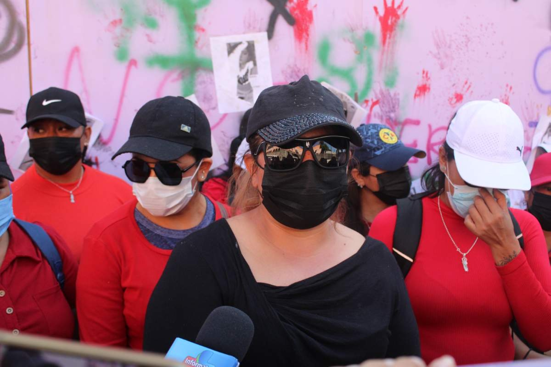 Protestan familias de internos reubicados