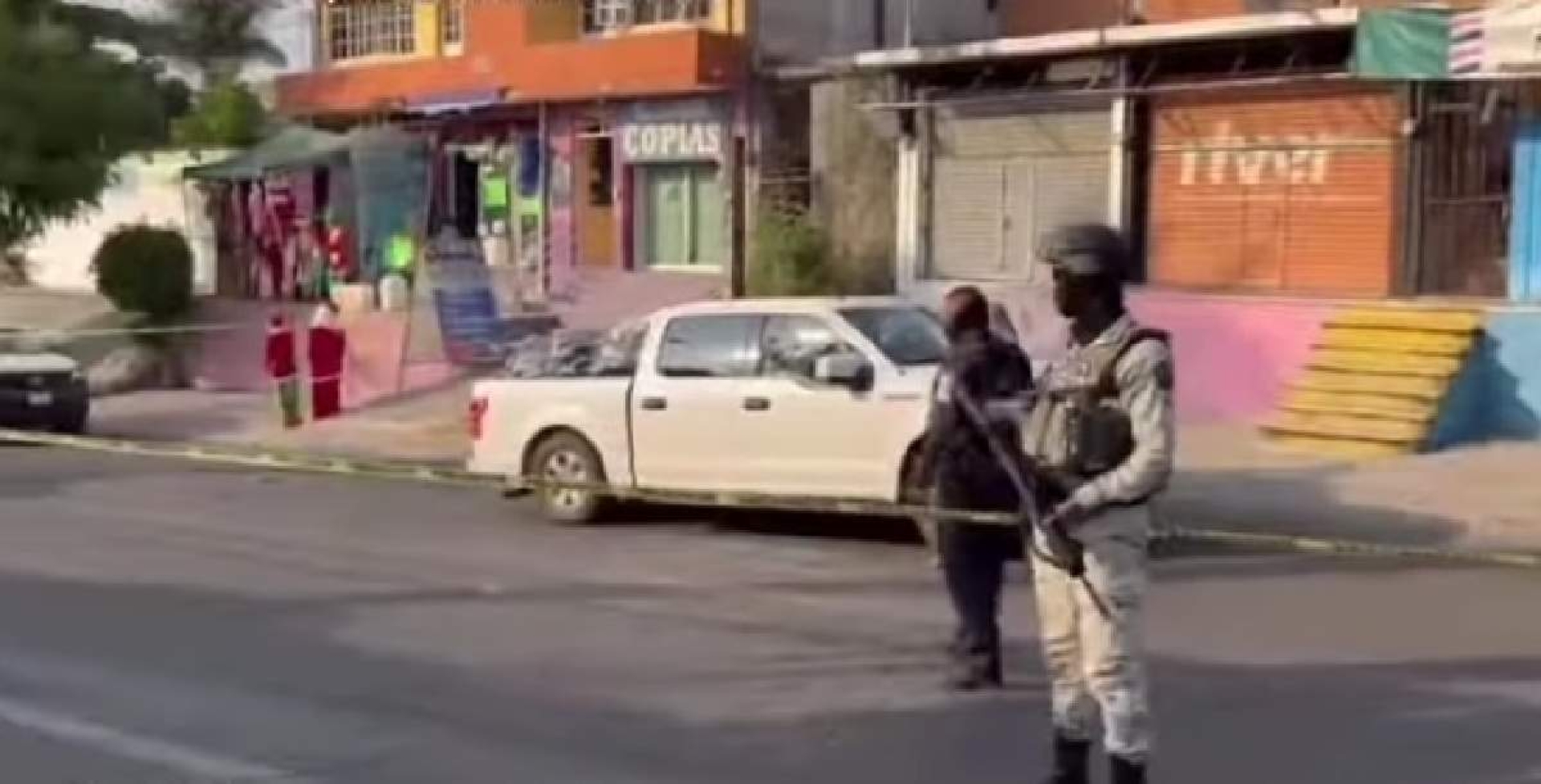 Acribillan a pareja en una camioneta
