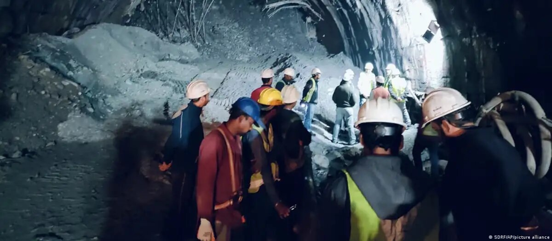 Rescate en India: 40 obreros quedan atrapados en un túnel