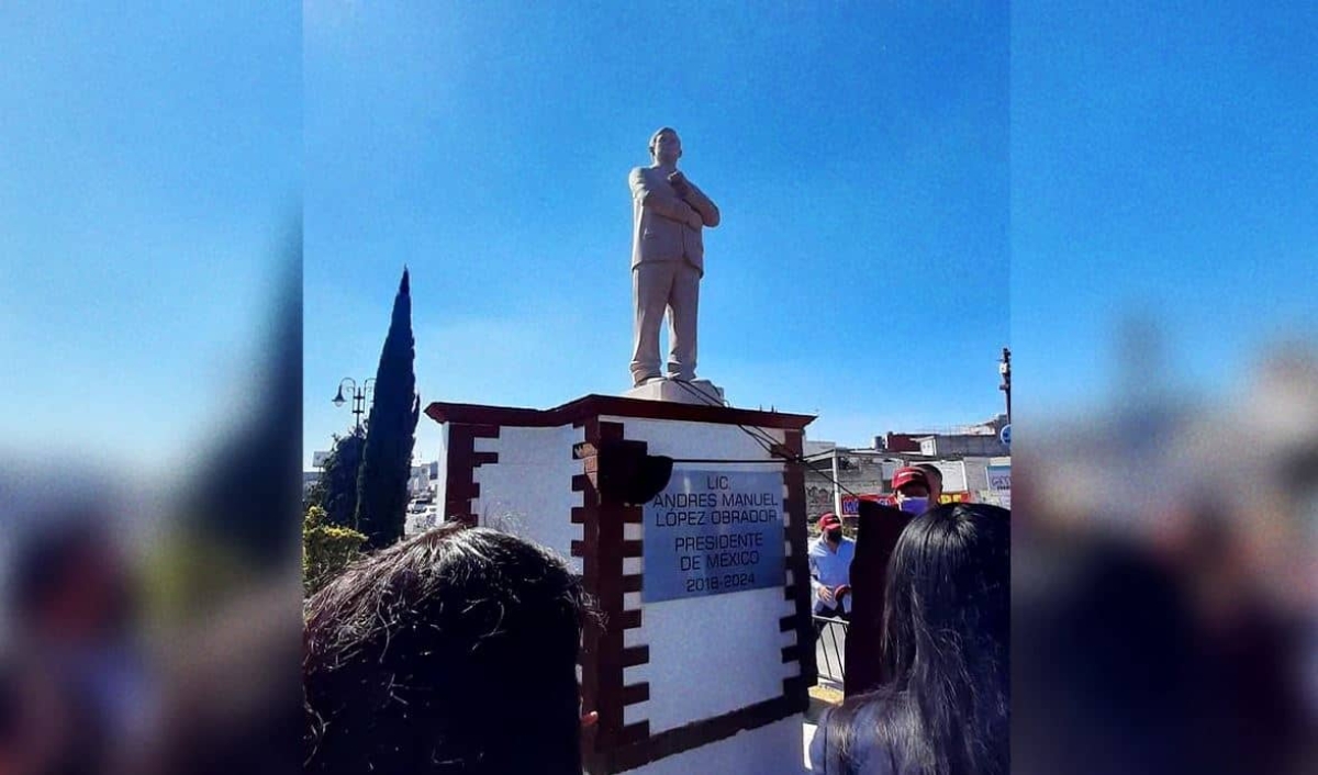 Develan estatua de AMLO en Atlacomulco