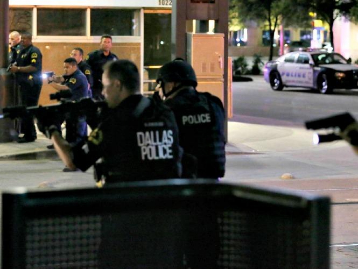 Tiroteo en Dallas deja 5 policías muertos; autor abatido
