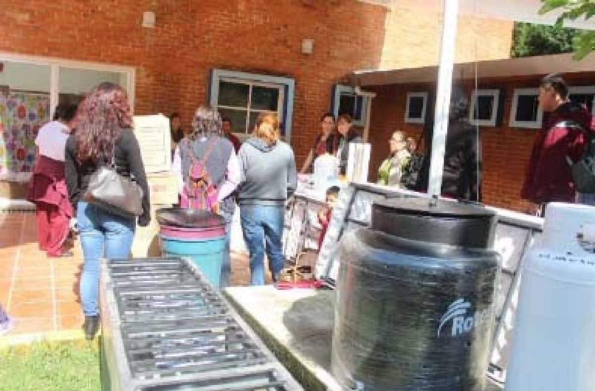 Otorgan alcaldesa y presidenta del DIF de Tetela del Volcán equipo de cocina al CAM 21