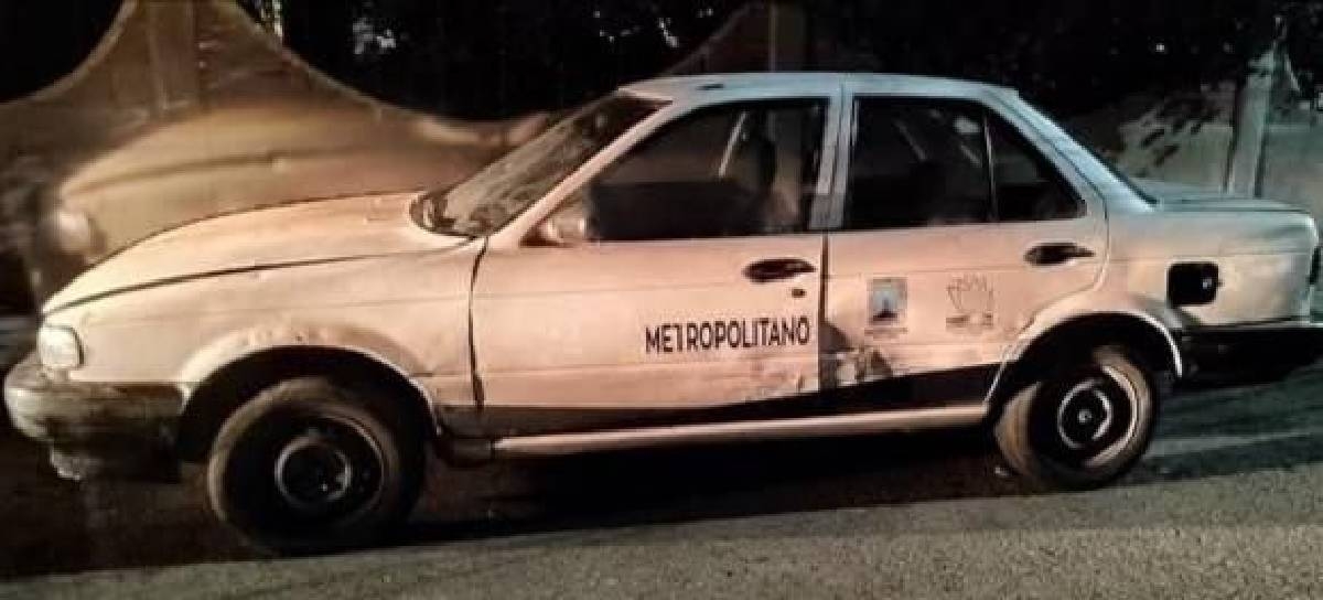 Abandonan un taxi en la Ampliación Tejalpa