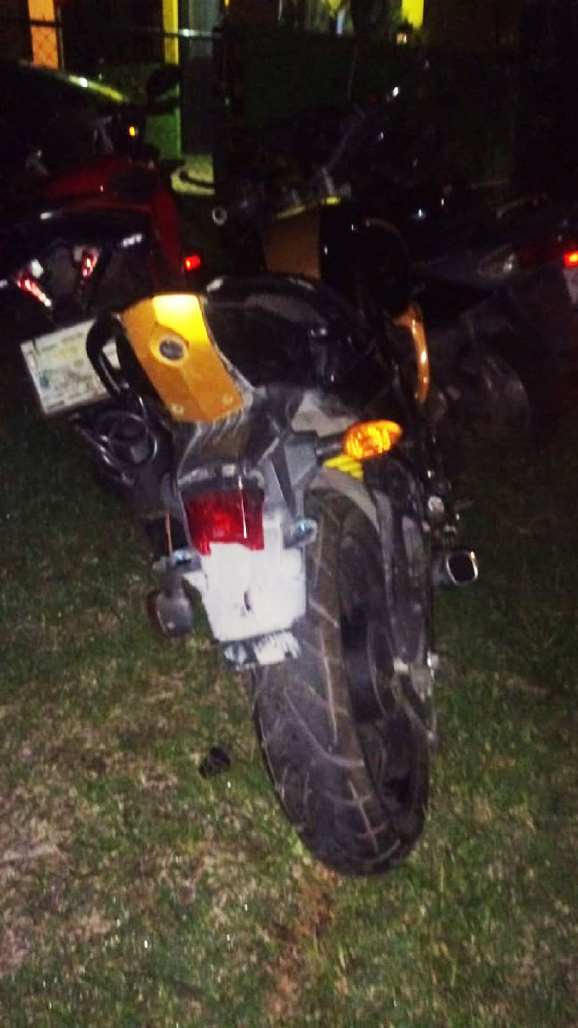 Chocaron contra un auto que estaba estacionado