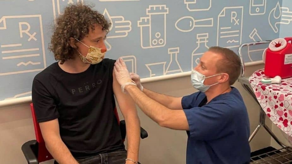 Luisito Comunica recibe vacuna contra el COVID, le llueven críticas