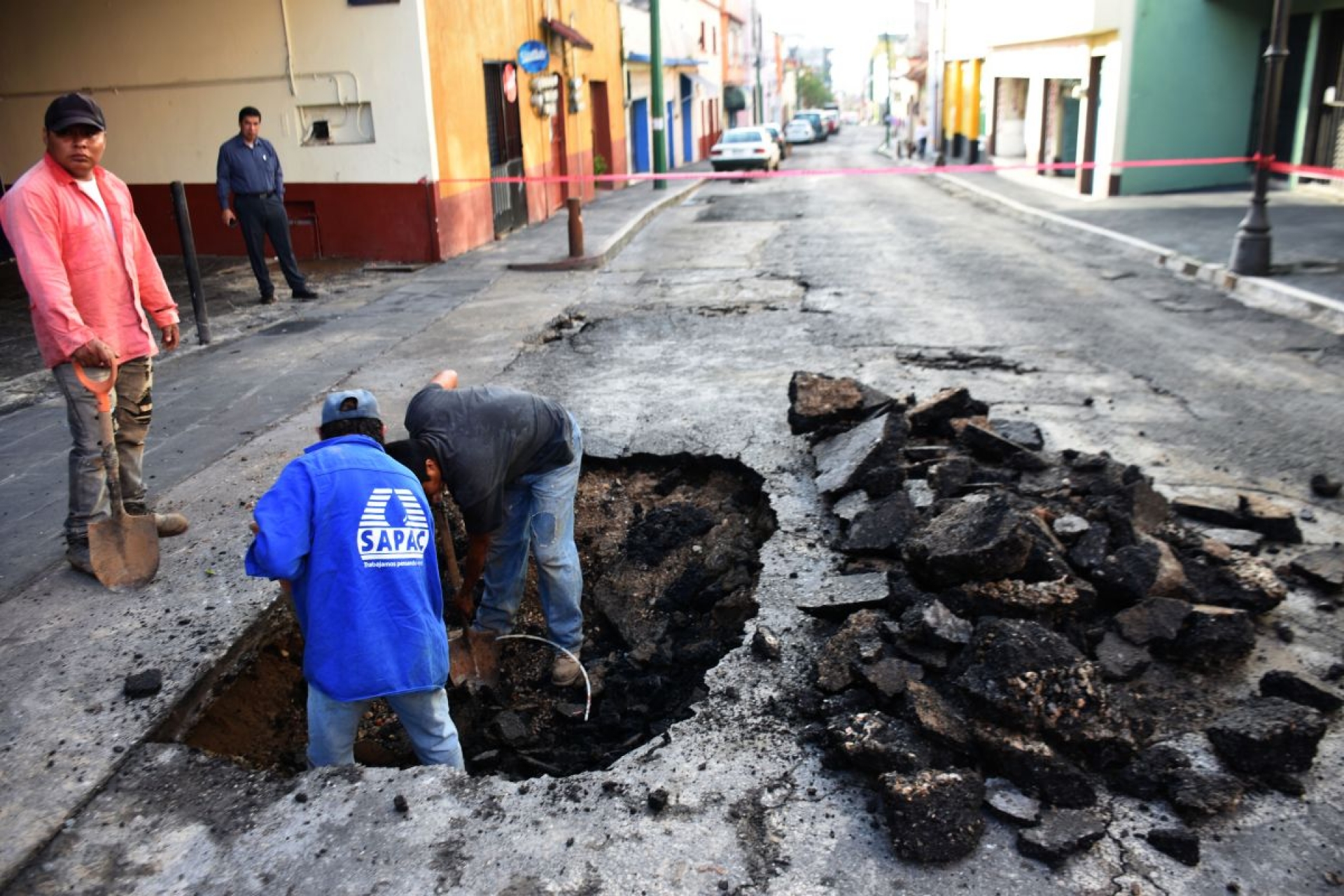 Rotura de tubería provoca hundimiento de metro y medio de profundidad en la calle Matamoros