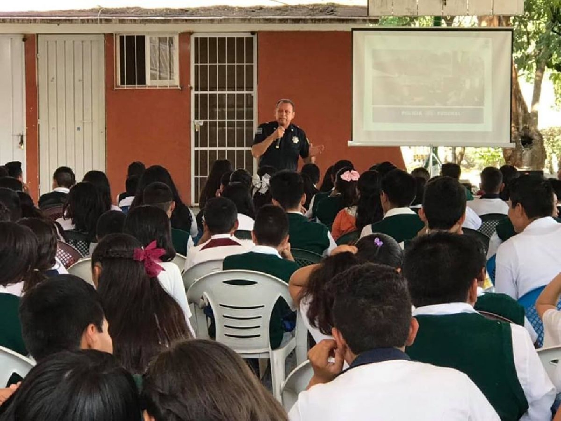 Alertan a estudiantes de Tlaltizapán acerca de delitos cibernéticos