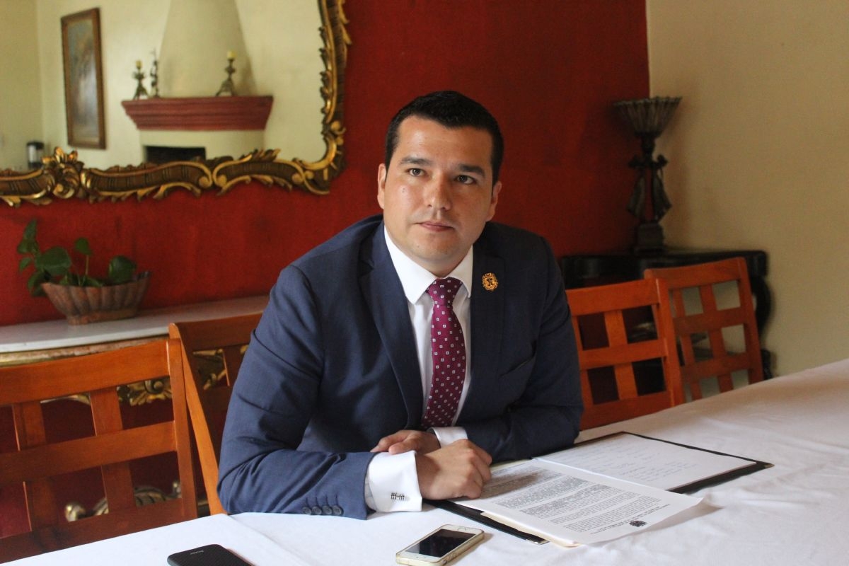 Exhortan abogados a condonar pago de derechos y trámites