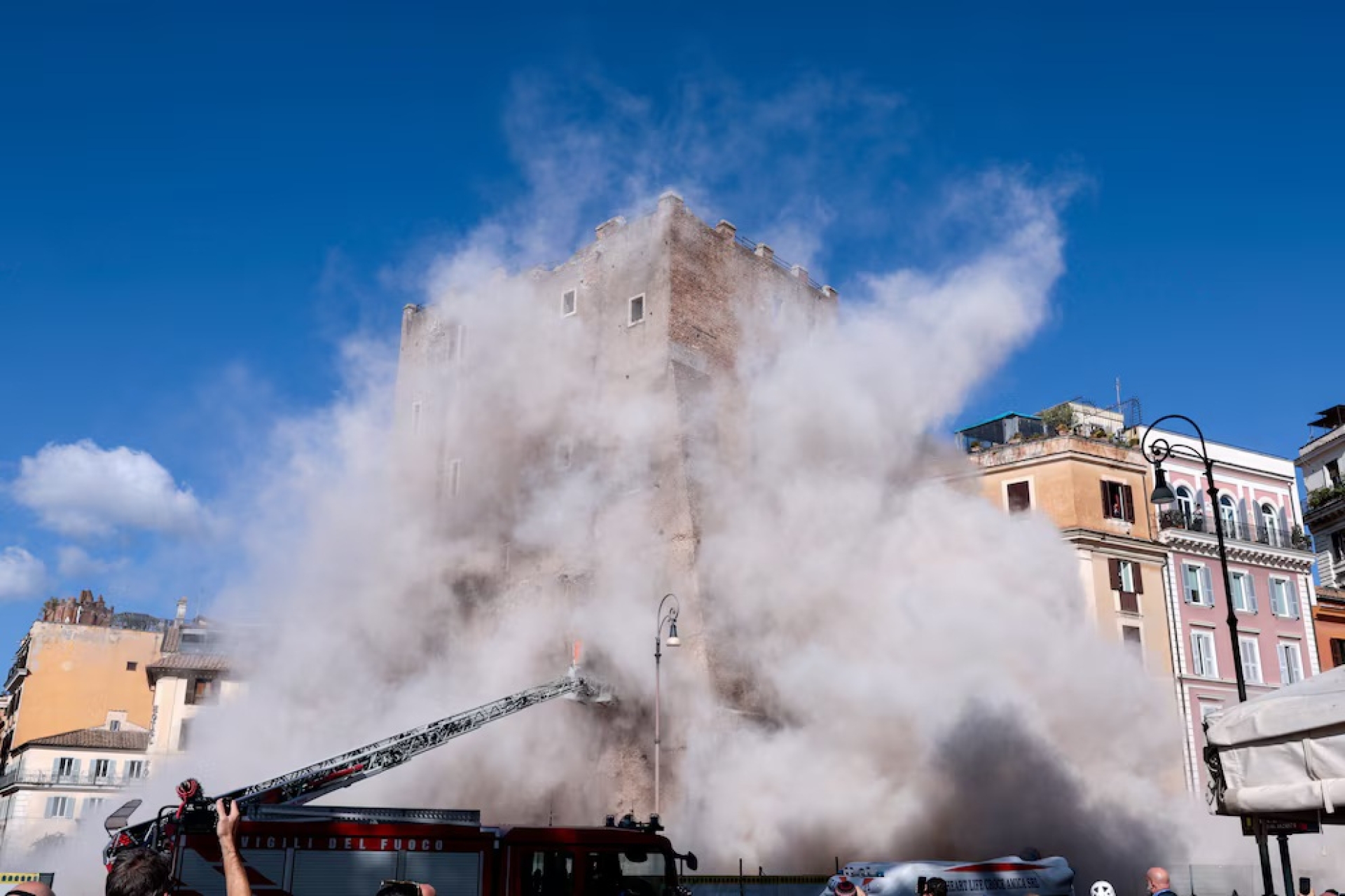 Edificación medieval se derrumba en Roma durante trabajos de restauración