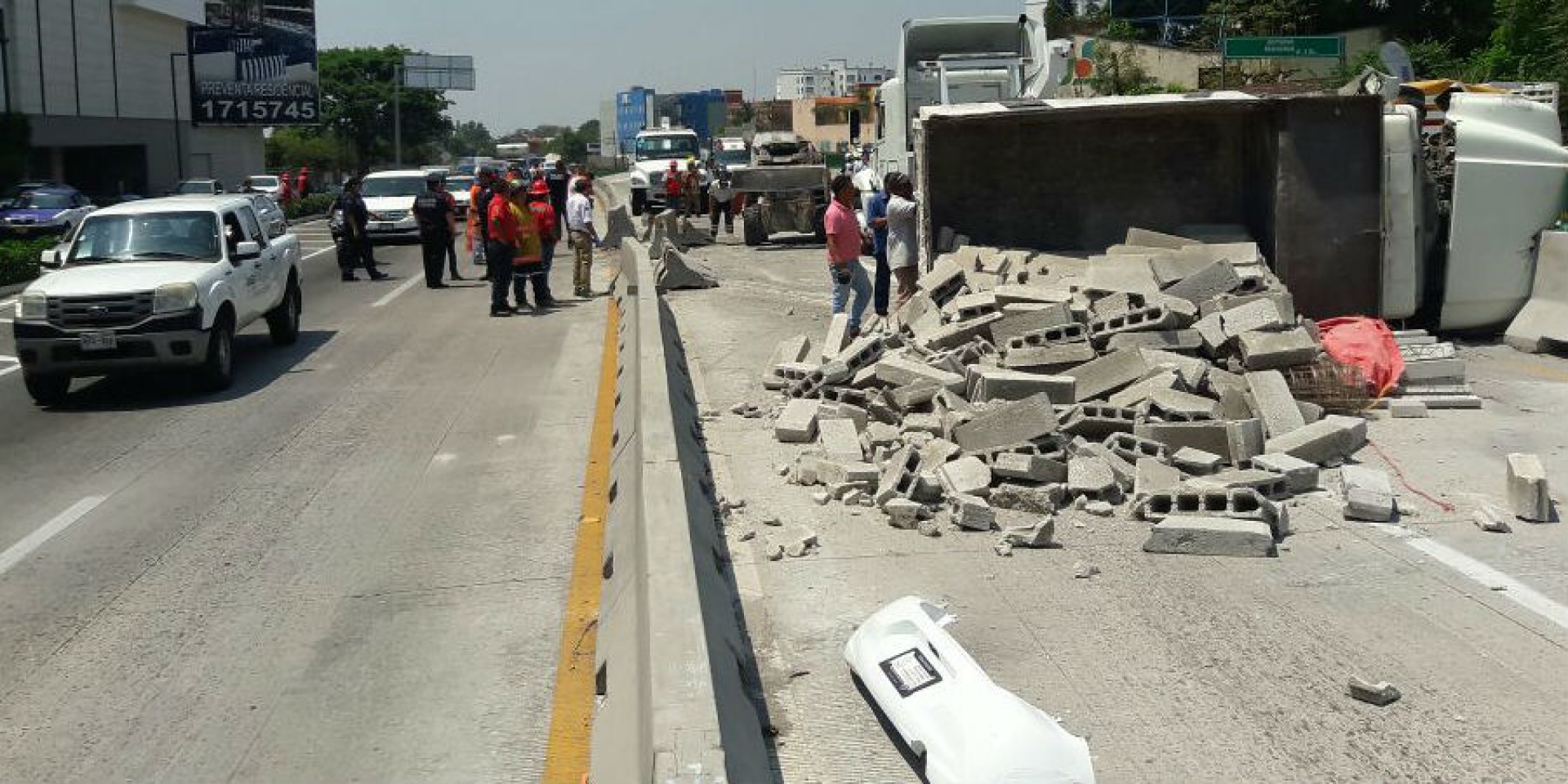 Vuelca camión de carga en el paso exprés