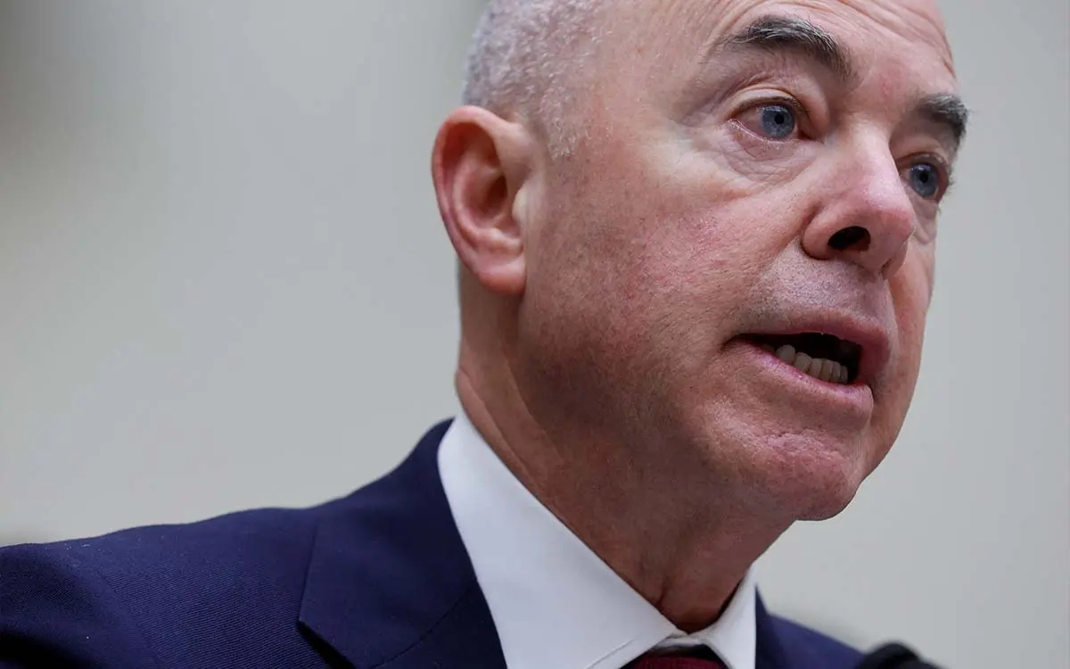 'No vengan' a Estados Unidos, advierte Mayorkas a migrantes