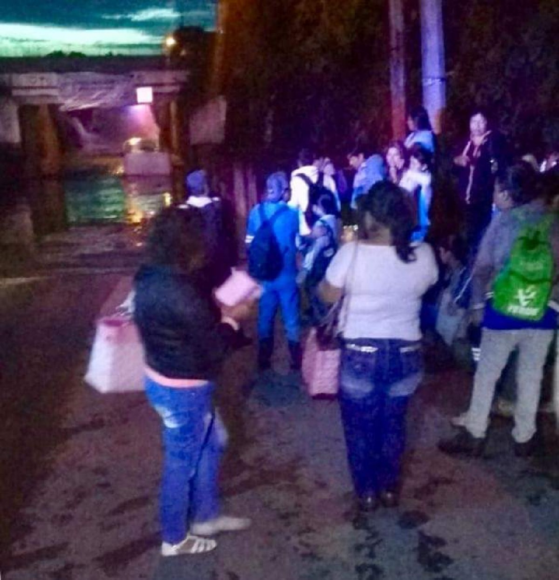 Autobús con 30 personas queda atrapado en una zona inundada