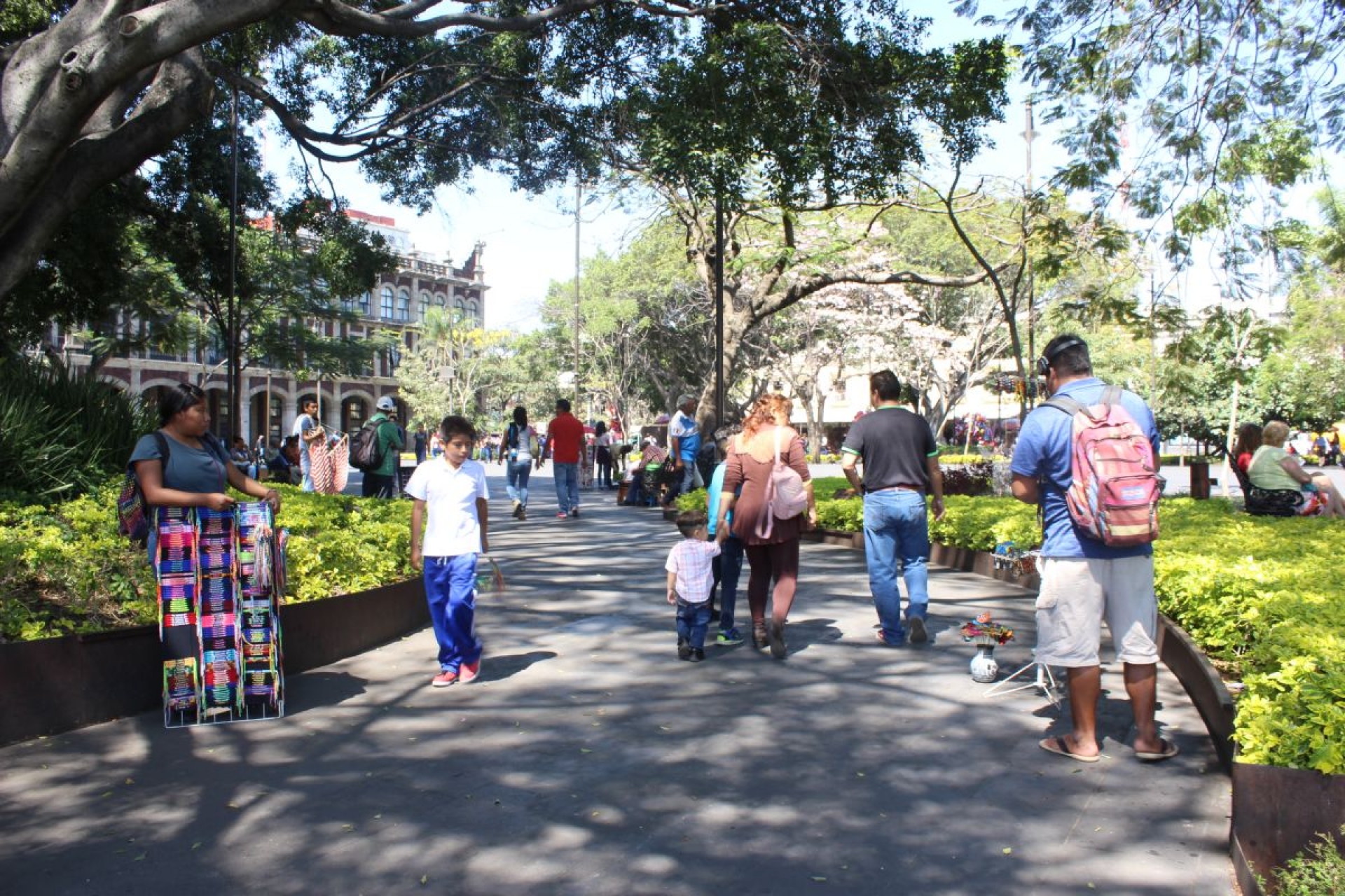 El comercio ambulante en la plaza de armas, controlado