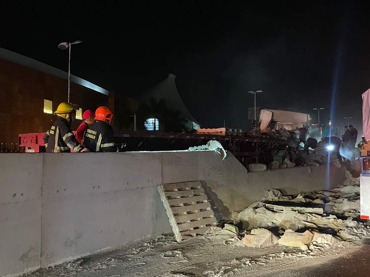 Vuelca tráiler en el Paso Exprés; hay dos heridos