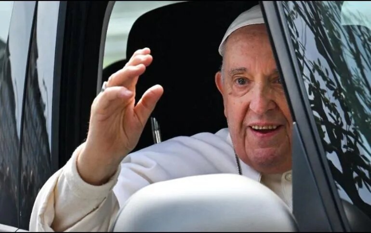 'Estoy vivo': el Papa Francisco sale del hospital