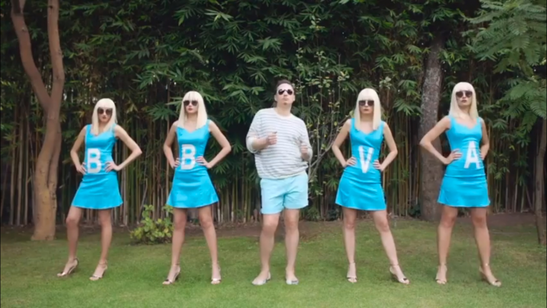 Plastilina Mosh regresa con 'Mr. P' para que dejes de decirle Bancomer a BBVA