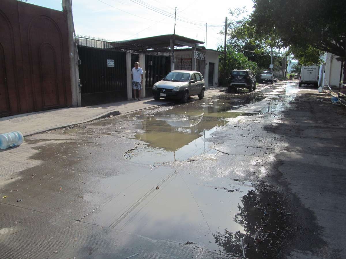 Urgen a reparar drenaje en calle de Jojutla