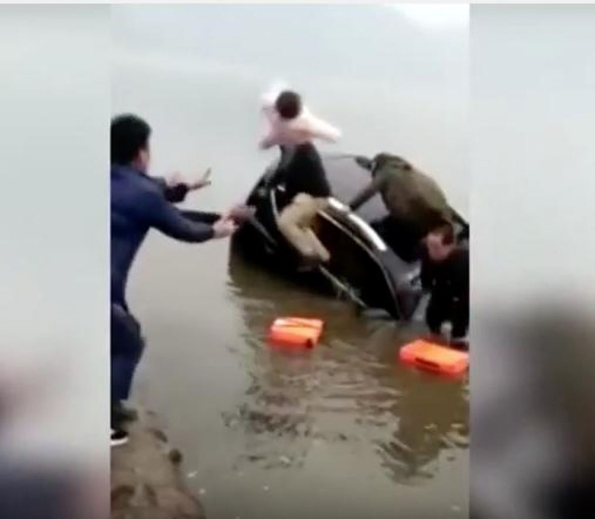 VIDEO: Hombre lanza a su hija para salvarla de ahogarse