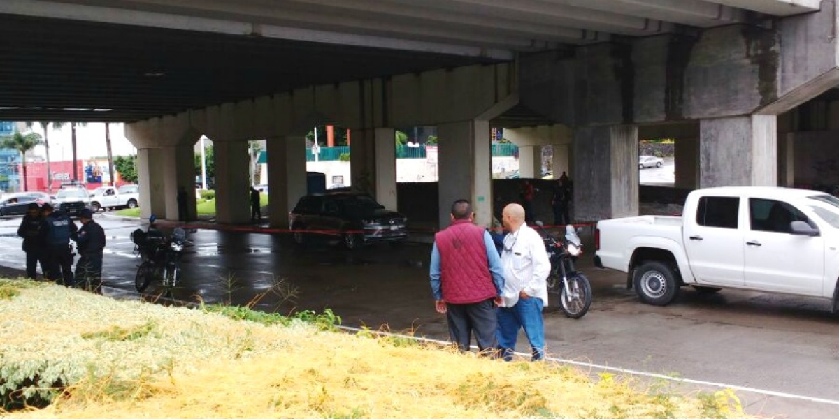 Agreden a balazos a dos personas en el puente Diana del libramiento Cuernavaca; una fallece