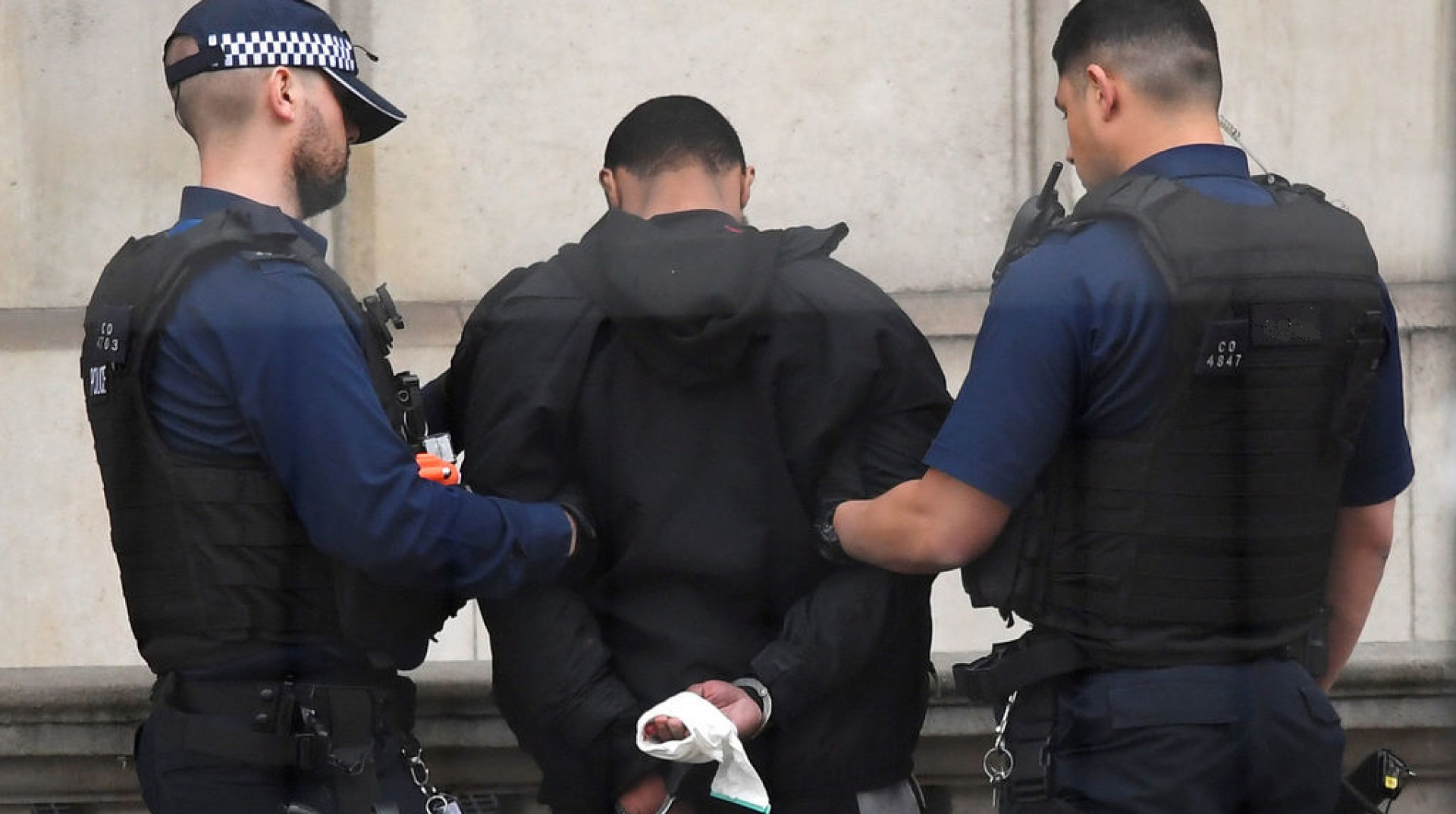 Amenazó de muerte a su comadre