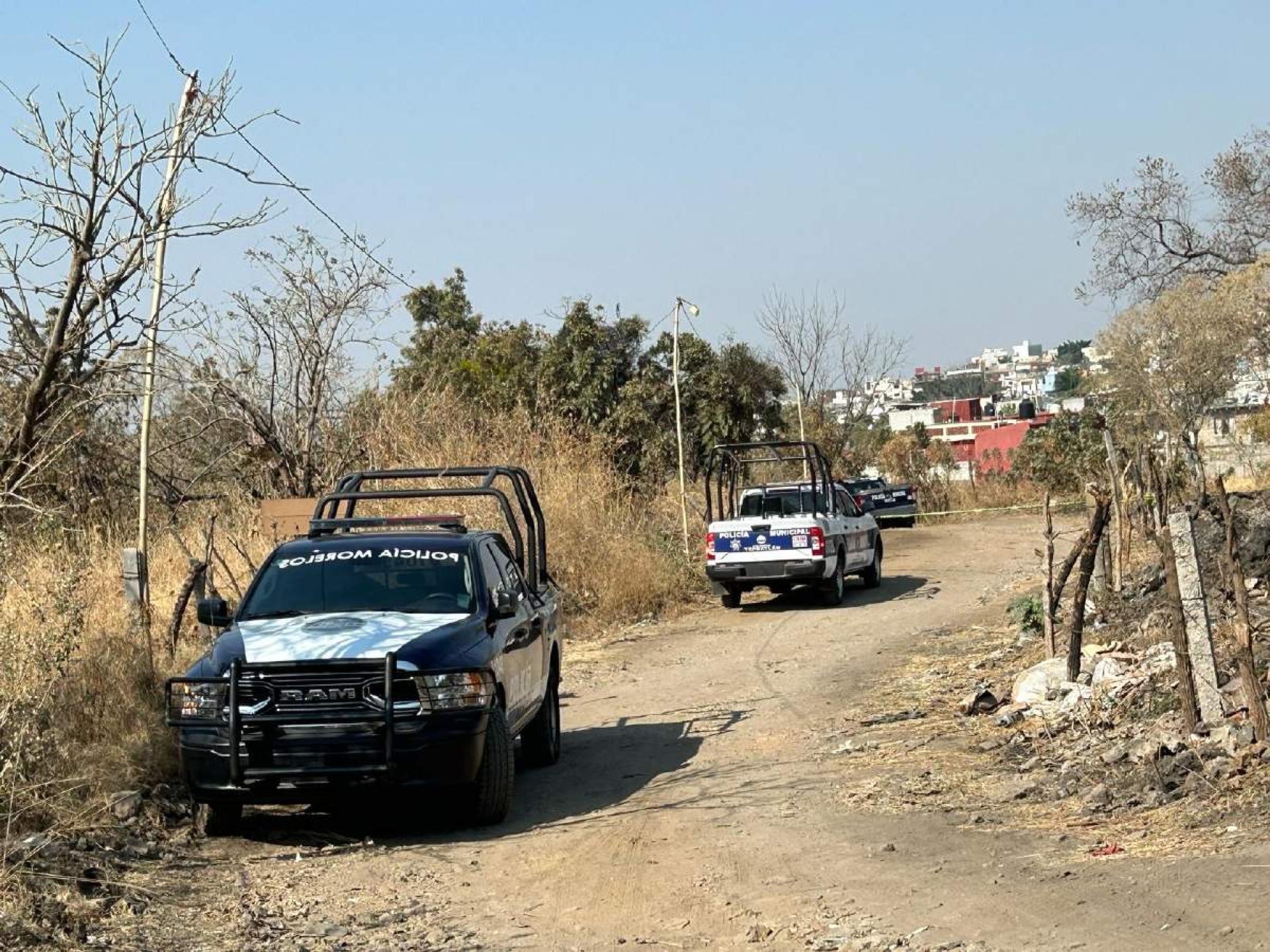 Tiran un cadáver en un camino de terracería