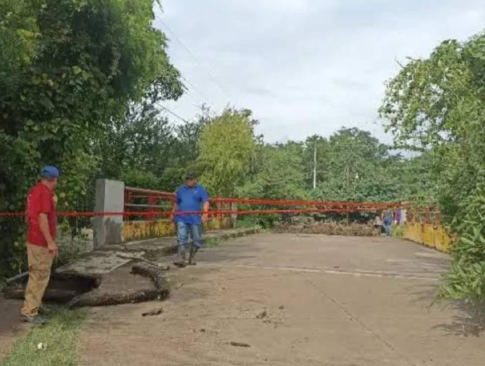 Inspeccionan puente dañado en Casahuatlán