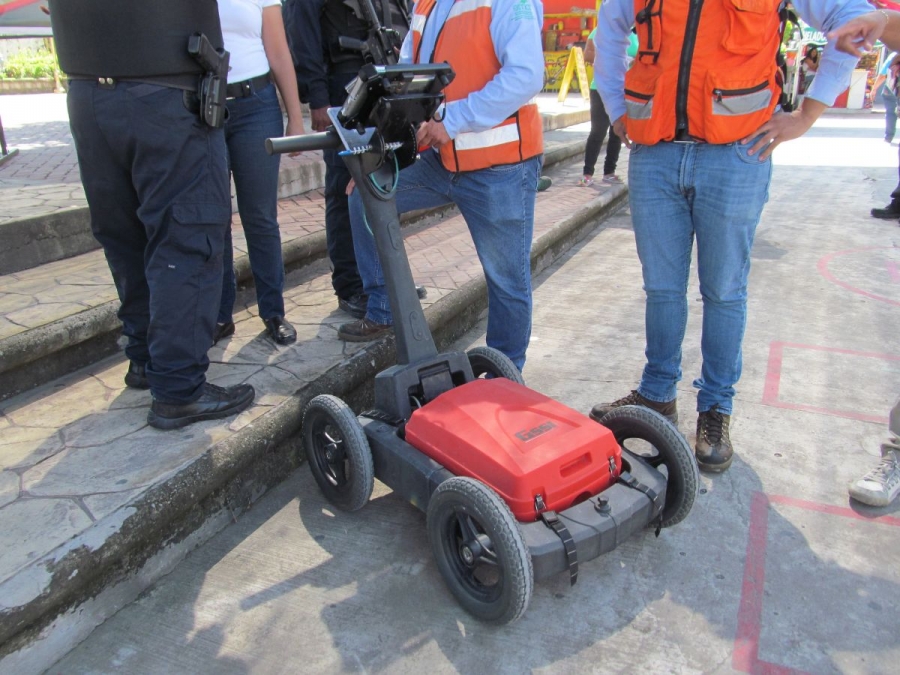 Buscan socavones en Jojutla con un georradar