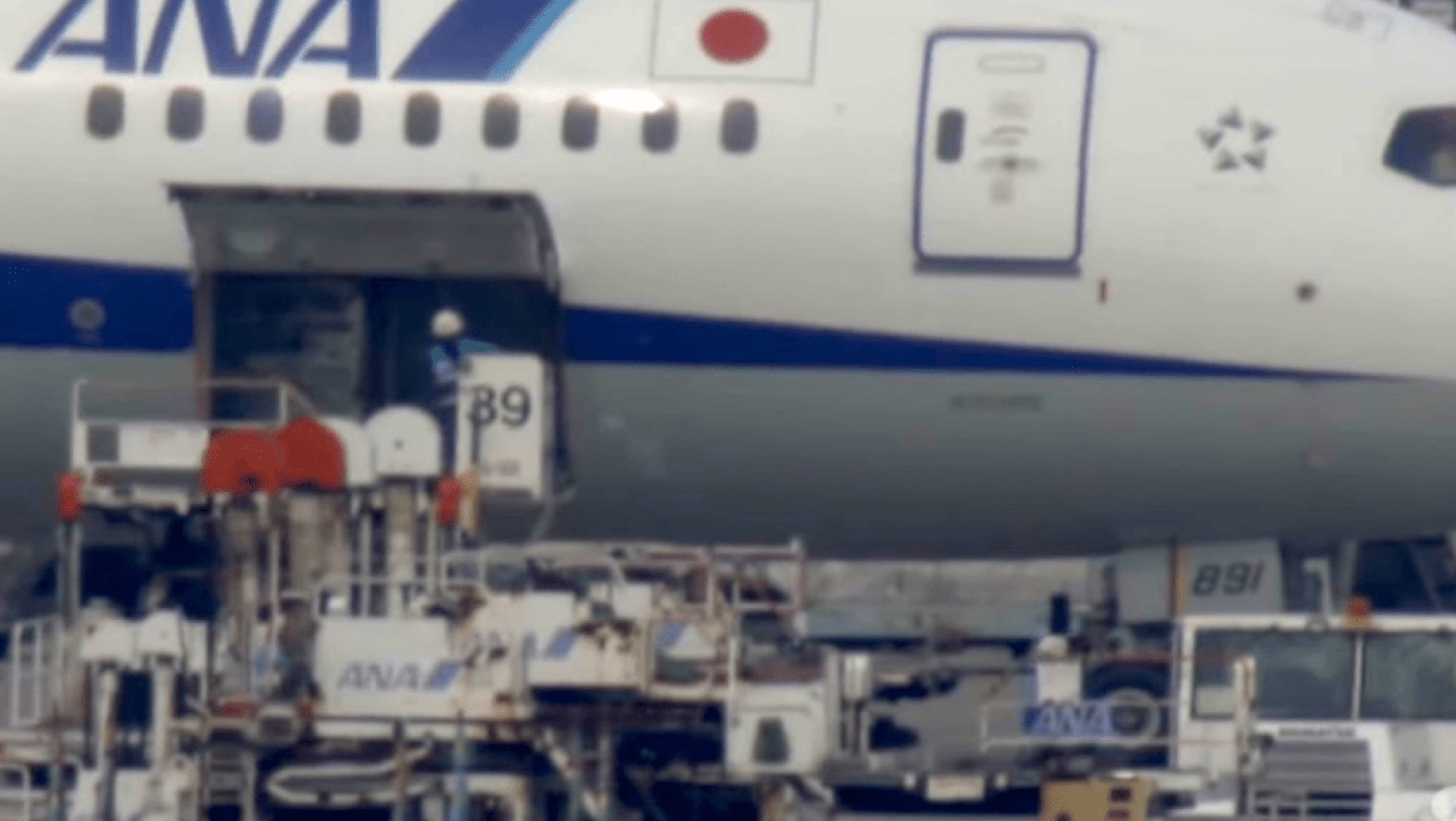 Japón recibe primer lote de vacuna contra COVID-19 de Pfizer