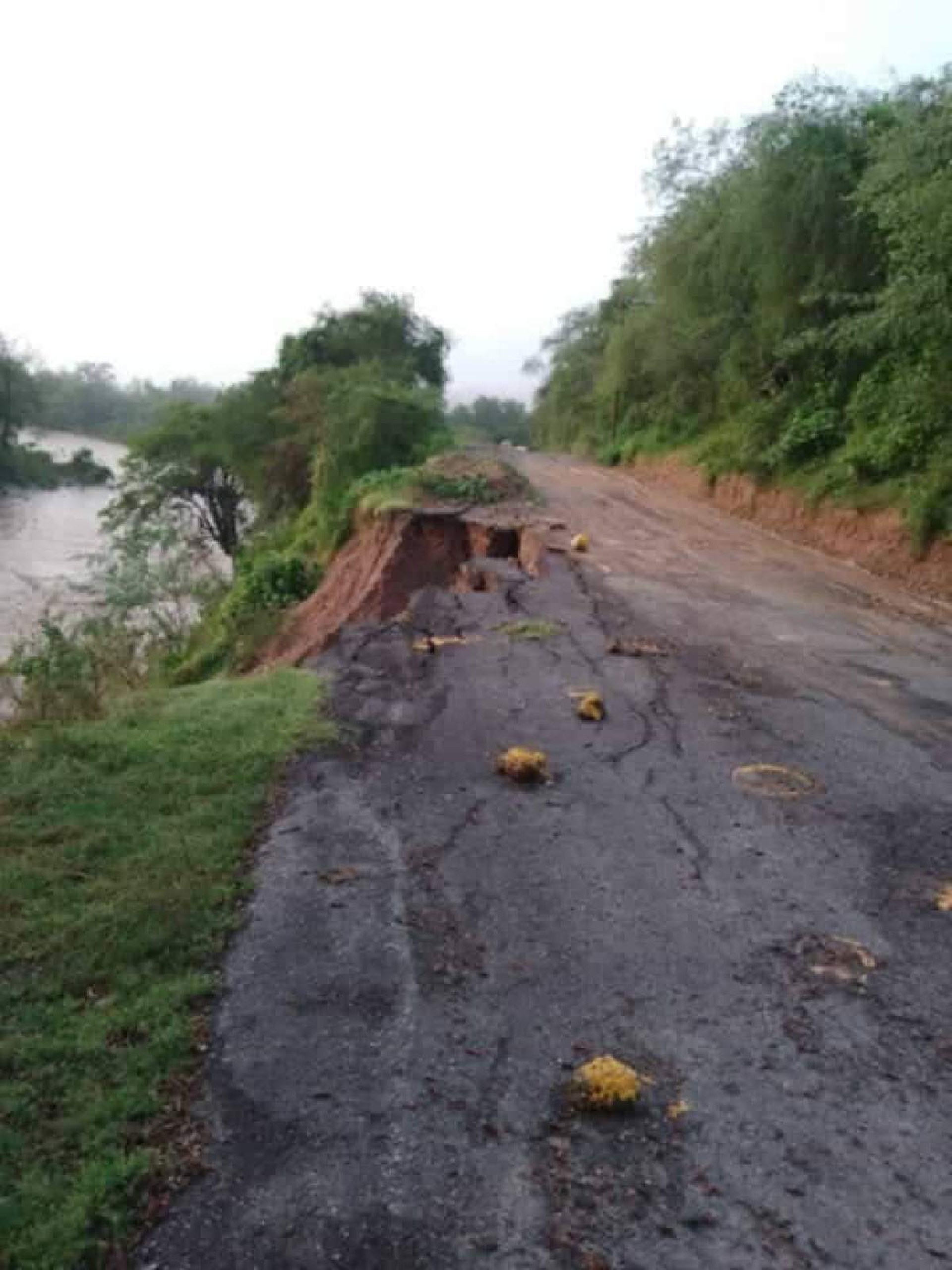 Se agrava derrumbe en carretera de acceso a Río Seco