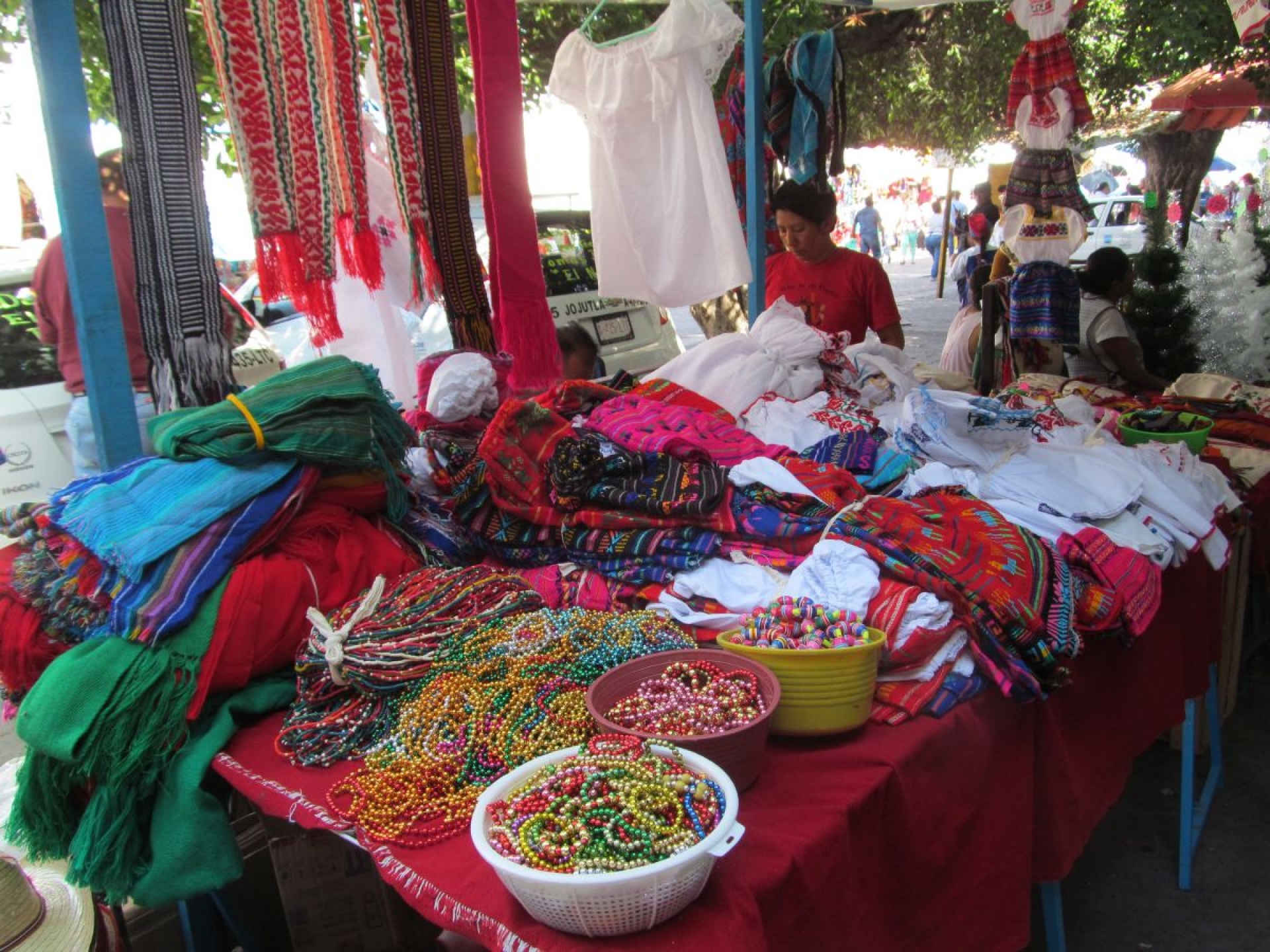 Se instalan puestos de tradiciones afuera del mercado de Jojutla