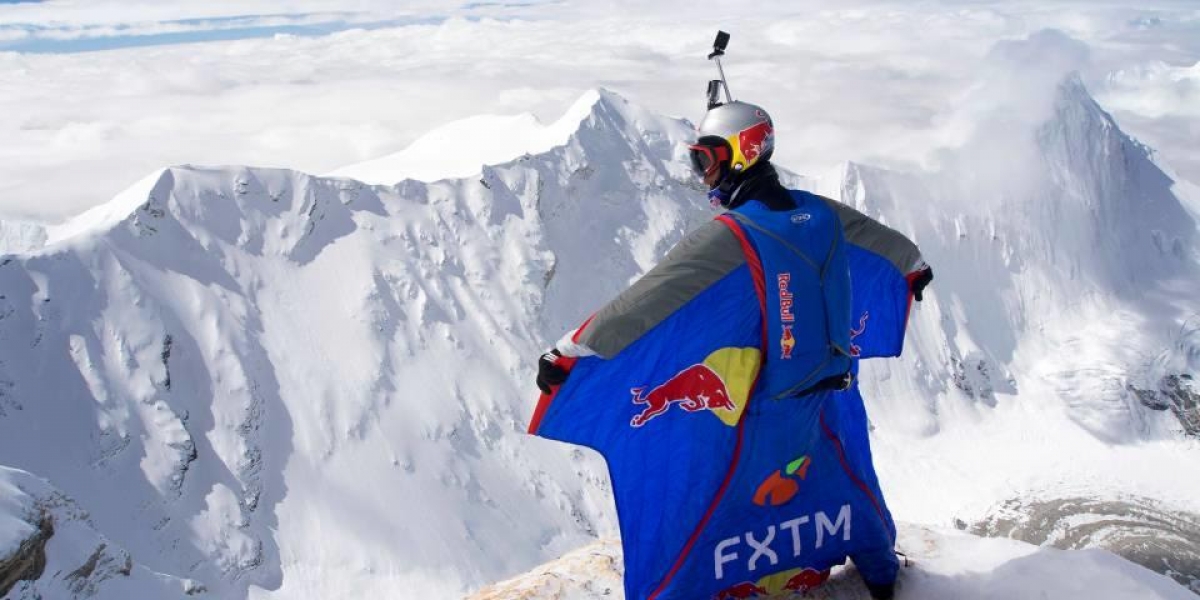 Deportista extremo salta desde 7 mil metros en los Himalayas