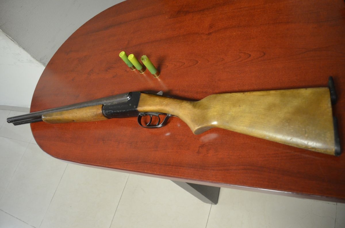 Arrestan a individuo que presuntamente tenía una escopeta