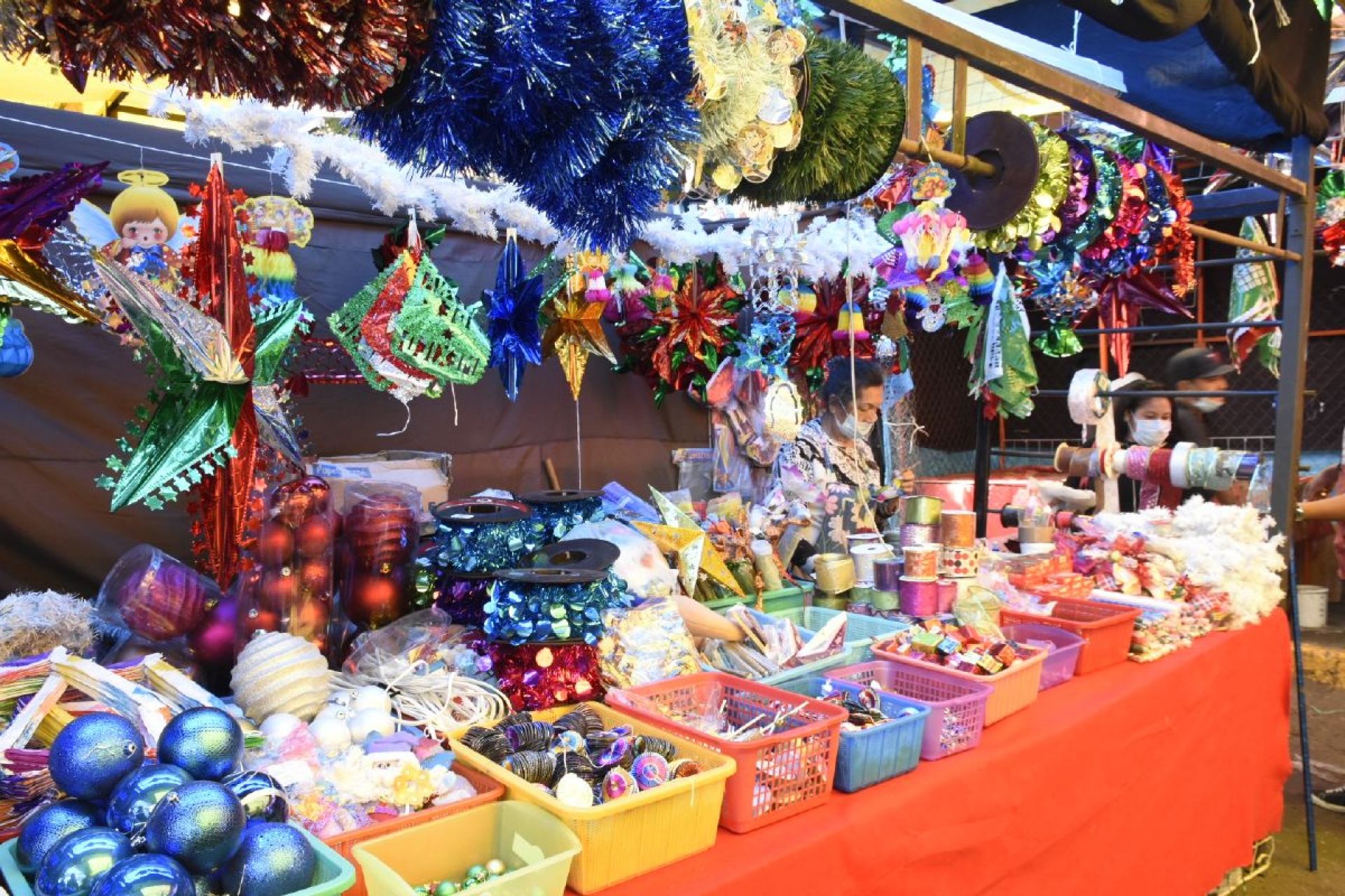 Ya funciona tianguis navideño en el mercado ALM