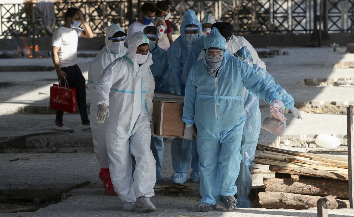 India rompe récord de muertes diarias por COVID-19 con 3,680 defunciones