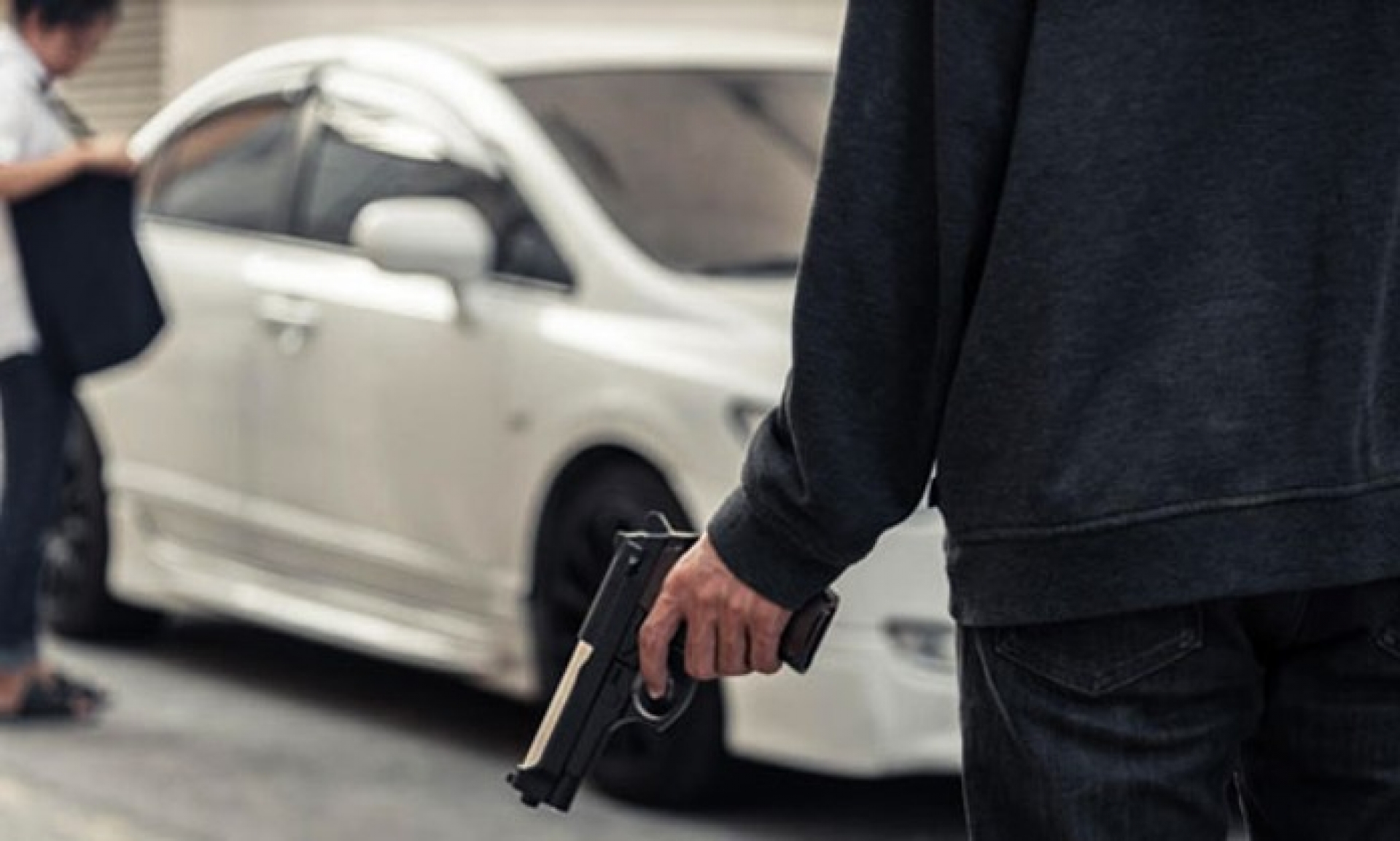 Le robaron su auto a punta de pistola