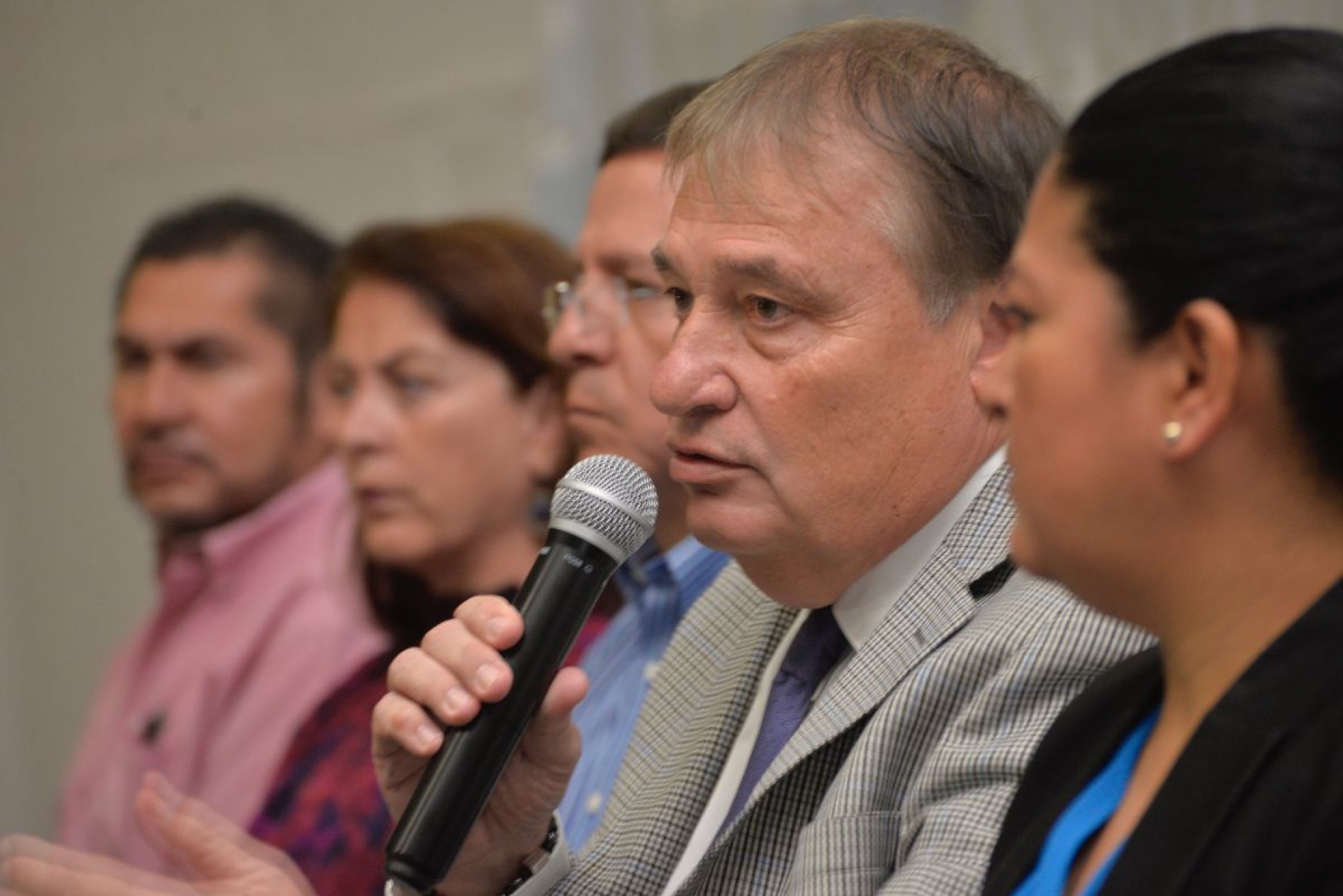 El equipo del gobernador electo se retira de las mesas del proceso de transición
