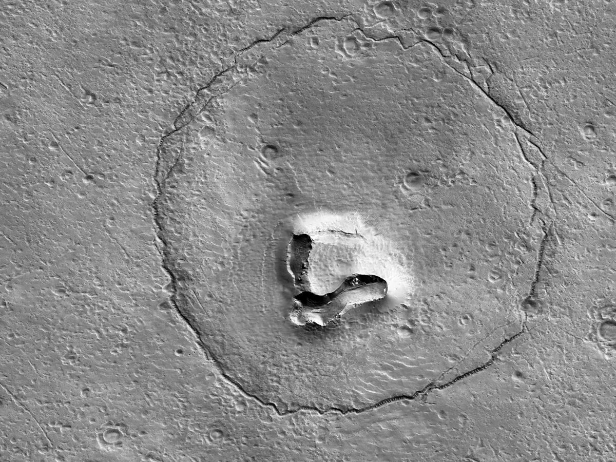 La NASA encuentra la divertida cara de un oso en la superficie de Marte