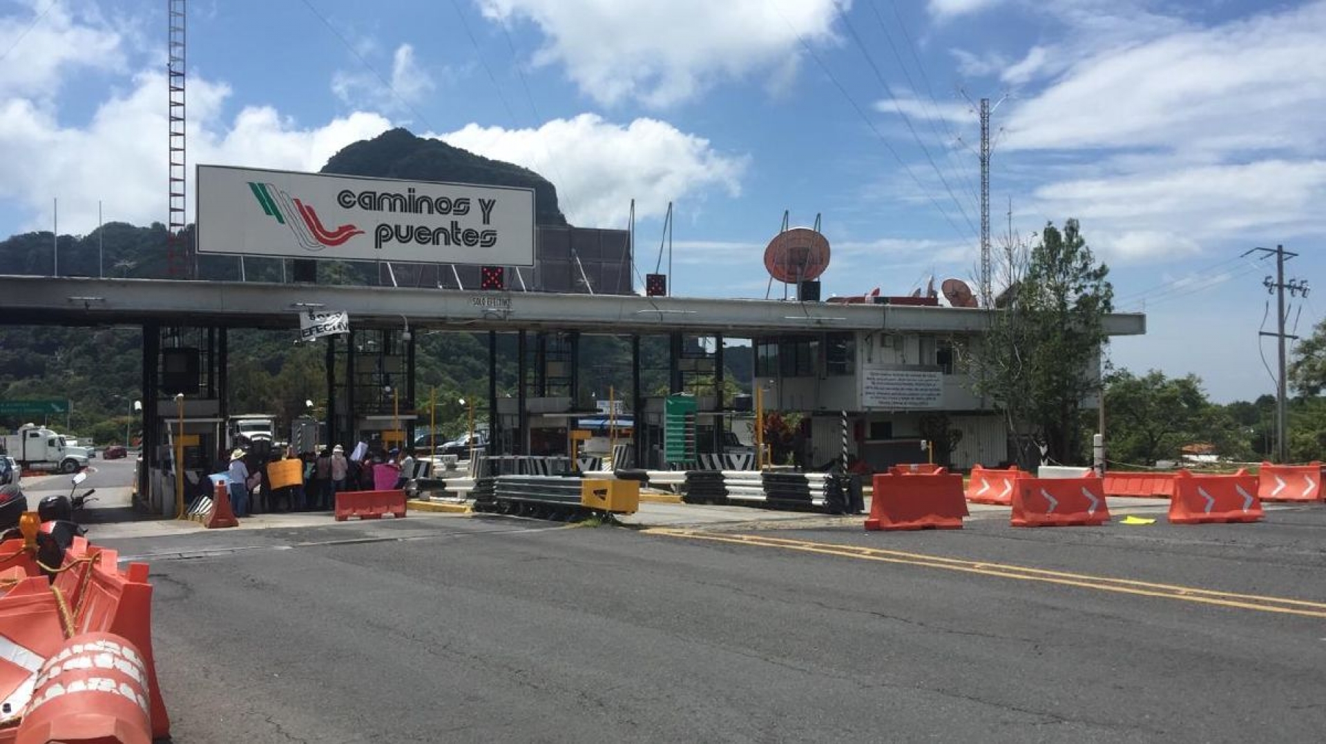 Camioneros mantienen bloqueo en la caseta de Tepoztlán