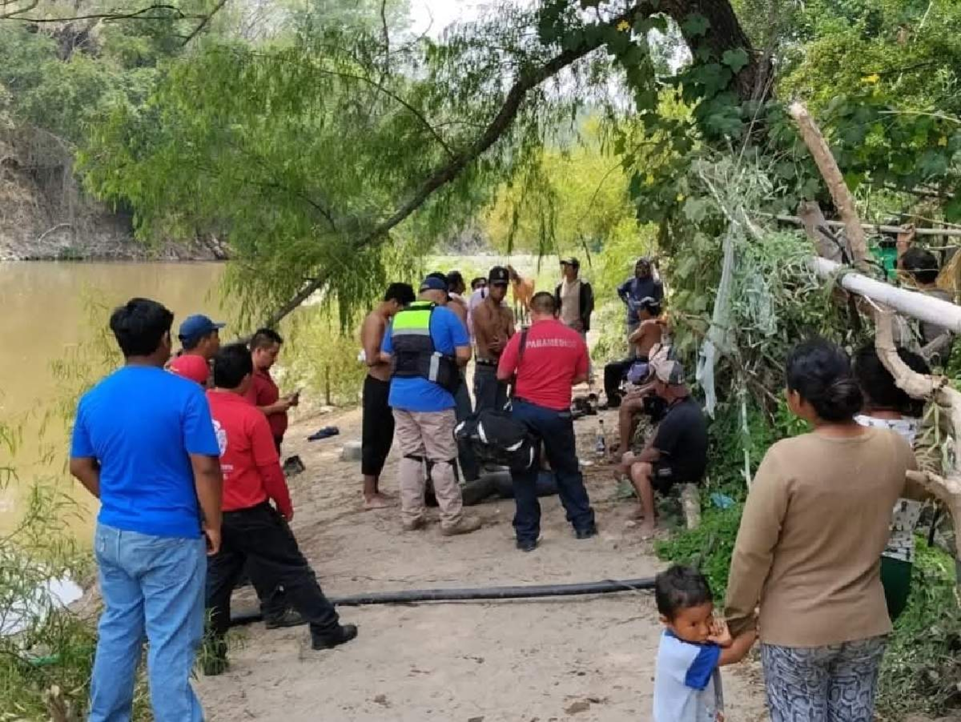 Rescatan con vida a joven tras caer al río Amacuzac